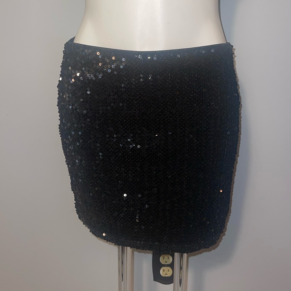 XXI ladies black sequin mini skirt. Large.